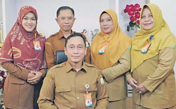RSUDZA Salah Satu RS Milik Pemerintah yang Kantongi Sertifikat Syariah dari MUKISI Foto Bersama Direktur Rsudza Isra Firmansyah