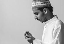 Dengan Shalat, Tulang Menjadi Sehat Muslim Man Using Misbaha To Keep Track Of Counting In Tasbih